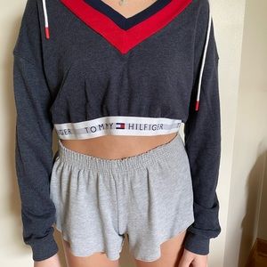 tommy himfiger crop sweatshirt